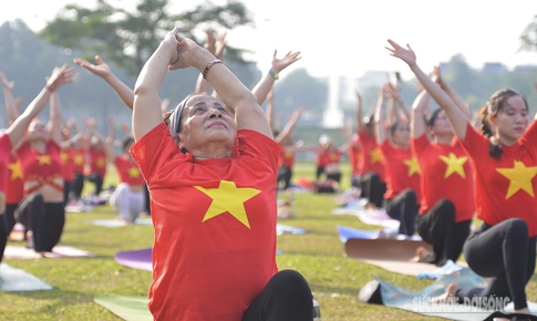 Hàng trăm người đồng diễn Yoga vì hòa bình tại Hà Nội
