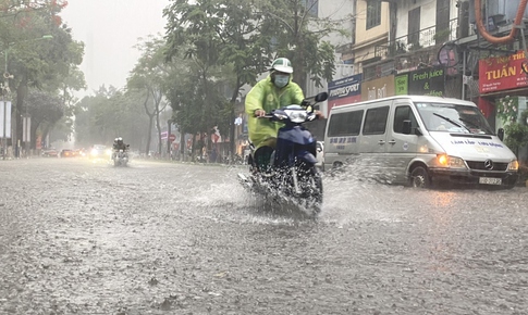 Cảnh báo mưa dông mạnh ở miền Bắc đêm nay sau nắng nóng thiêu đốt