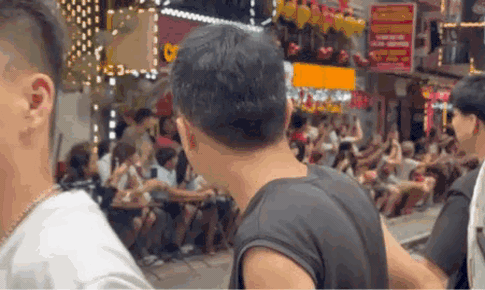 Phố cà phê đường tàu vẫn tấp nập du khách check in khi tàu chạy qua