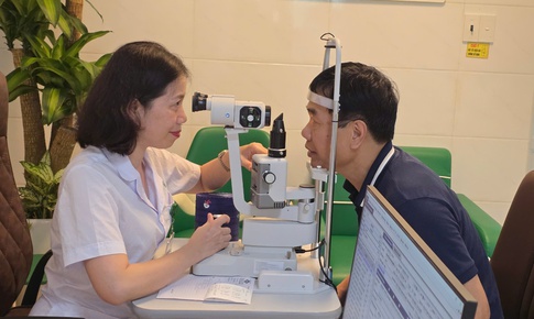 Hơn trăm nhà báo ở Hải Phòng được khám, chăm sóc mắt miễn phí
