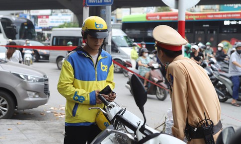 Mỗi ngày gần 40 tài xế xe ôm công nghệ, shipper vi phạm giao thông