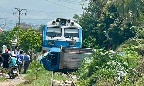 Tài xế xe tải thoát chết sau va chạm với tàu hỏa