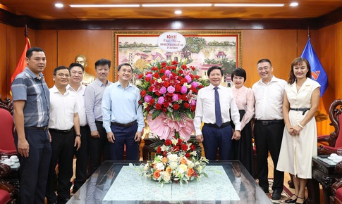 Thứ trưởng Bộ Y tế Trần Văn Thuấn thăm, chúc mừng các cơ quan báo chí tại Hà Nội