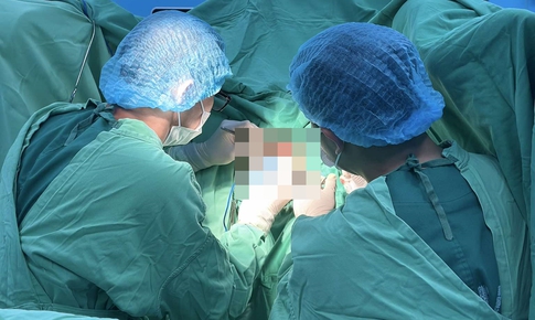 Nam bệnh nhân bị tụ máu vùng kín do ngã vào ống sắt