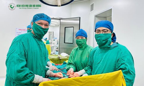 Bác sĩ Hải Dương bóc tách khối u xơ tử cung ‘khủng’