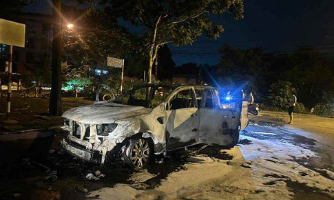 Xe bán tải đang lưu thông bất ngờ bốc cháy ngụt ngụt chỉ còn trơ khung
