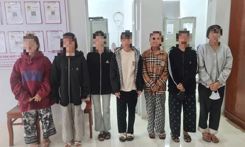 Làm rõ nhóm thiếu nữ dùng roi chích điện tấn công bạn giữa đường