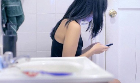 Sử dụng điện thoại khi đi vệ sinh ảnh hưởng đến sức khỏe như thế nào?