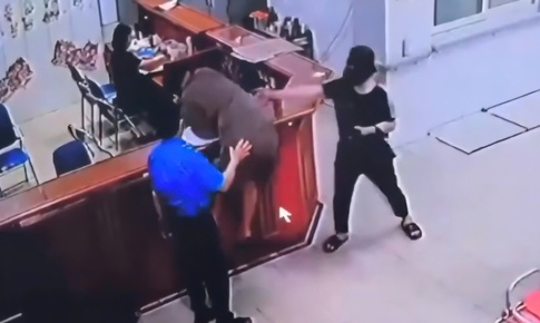 Bộ Y tế vào cuộc vụ 'người đàn ông chồm qua quầy làm thủ tục tấn công nhân viên y tế' ở Nghệ An