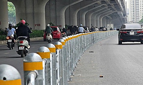 H&#224; Nội lắp h&#224;ng r&#224;o th&#233;p t&#225;ch l&#224;n &#244; t&#244;, xe m&#225;y tr&#234;n đường V&#245; Ch&#237; C&#244;ng v&#224; Phạm Văn Đồng