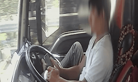 T&#224;i xế tay &#39;lướt&#39; TikTok di chuyển 80km/h tr&#234;n cao tốc