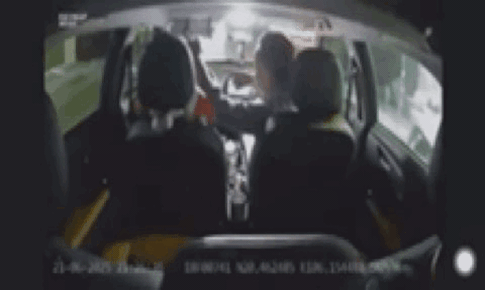 Video tài xế taxi bị nam hành khách đánh, đấm túi bụi