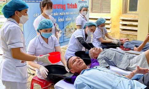 Cắt tóc miễn phí nơi giường bệnh: Nơi lòng người ấm lại