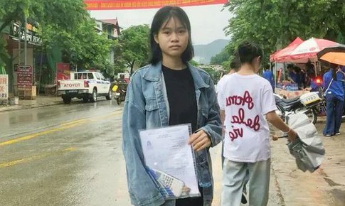 Cha qua đời trước ngày thi vài tiếng, nữ sinh đeo khăn trắng đi thi khiến ai cũng nghẹn lòng