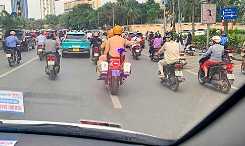 Bé 2 tháng tuổi sốt cao nghi nhiễm khuẩn được CSGT Hà Nội mở đường đến bệnh viện