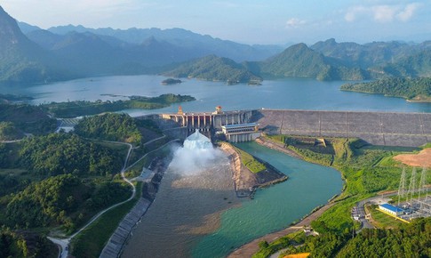 Chủ động ứng phó với mưa lớn, thủy điện Tuyên Quang mở cửa xả lũ