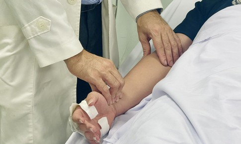 Đang ngồi ăn tr&#234;n t&#224;u, nữ du kh&#225;ch nước ngo&#224;i đột ngột mất &#253; thức rồi tử vong sau đ&#243;