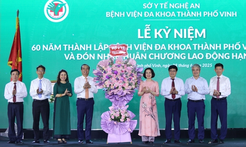 Bệnh viện Đa khoa TP Vinh kỷ niệm 60 năm thành lập và đón nhận Huân chương Lao động hạng Nhất