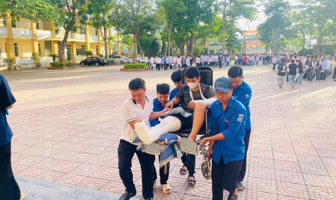 Áo xanh 'đội nắng' giúp thí sinh bị tai nạn vào phòng thi