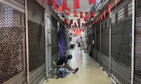 Hà Nội: Hàng loạt gian hàng tại chợ Đồng Xuân 'cửa đóng then cài'