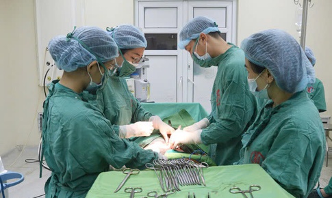 Thành công phẫu thuật khối u nang buồng trứng kích thước lớn cho cụ bà 98 tuổi