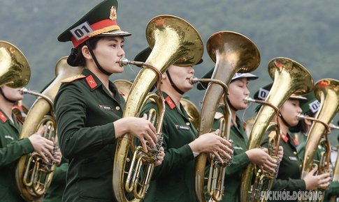 Nhan sắc rạng ngời của nữ chiến sĩ qu&#226;n nhạc luyện tập cho ng&#224;y hội lớn