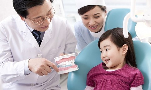 Chăm sóc răng miệng con trẻ: Những lưu ý quan trọng cha mẹ cần biết
