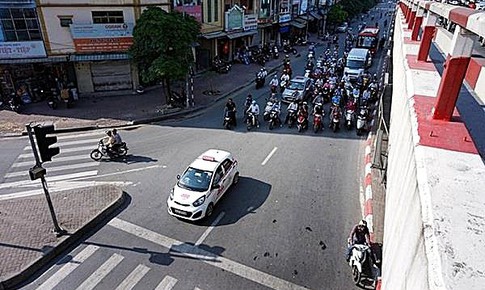 CSGT Hà Nội nói gì khi người dân 'núp' bóng râm dừng đèn đỏ?