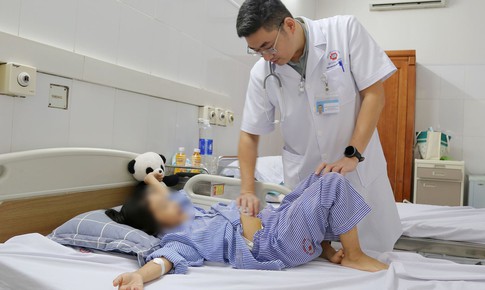 Thường xuyên bị táo bón, bé gái 6 tuổi được phát hiện u buồng trứng kích thước lớn