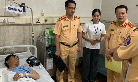 Ô tô tải đâm xe CSGT trên cao tốc, một cảnh sát cơ động bị thương