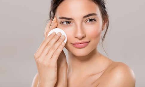 Tẩy trang đúng cách làm sạch da, ngừa mụn