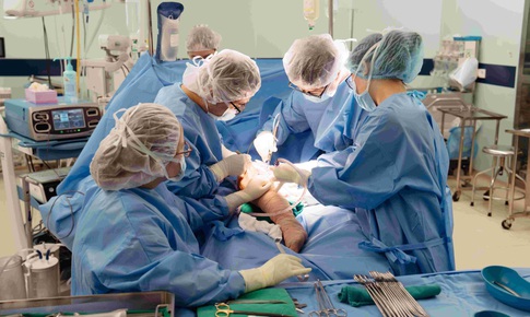 Vinmec lần đầu thay toàn bộ xương đùi cho bệnh nhi ung thư nhỏ tuổi