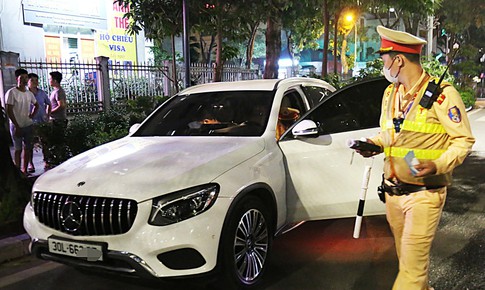 Quay đầu né chốt nồng độ cồn, tài xế xe sang vẫn nhận 'combo' phạt