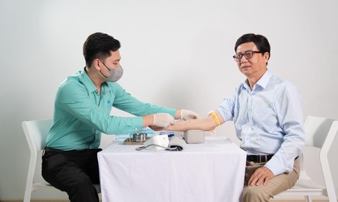 Lấy mẫu tận nơi: Lựa chọn y tế th&#244;ng minh cho người cao tuổi