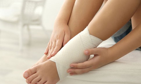 Biểu hiện của bong g&#226;n khớp cổ ch&#226;n