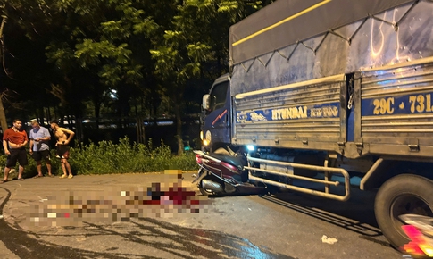 Xe m&#225;y găm chặt v&#224;o h&#244;ng xe tải sau va chạm tr&#234;n đường gom V&#245; Nguy&#234;n Gi&#225;p