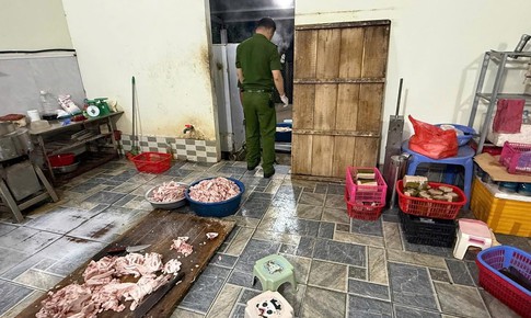 Trộn hàn the vào giò chả, 2 người bị khởi tố