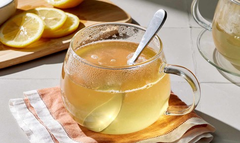 Uống chanh mật ong mỗi sáng mang lại nhiều lợi ích cho sức khỏe nhưng cần lưu ý 2 điều sau để tránh gây hại