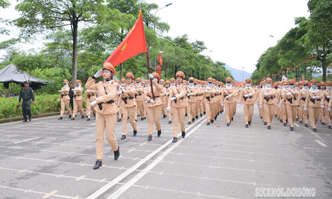 Nữ chiến sĩ c&#244;ng an tự h&#224;o hai lần l&#224;m khối trưởng đo&#224;n diễu binh