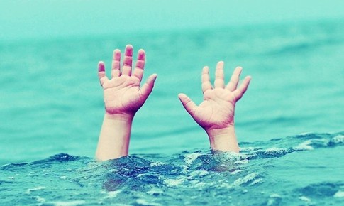 B&#233; 3 tuổi tử vong do ng&#227; xuống ao gần nh&#224;: Ph&#242;ng tr&#225;nh tai nạn đuối nước cho trẻ trong dịp h&#232; bằng c&#225;ch n&#224;o?