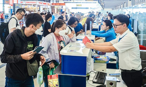 Hàng trăm chuyến bay bị hủy, tỷ lệ đúng giờ của ngành hàng không giảm mạnh