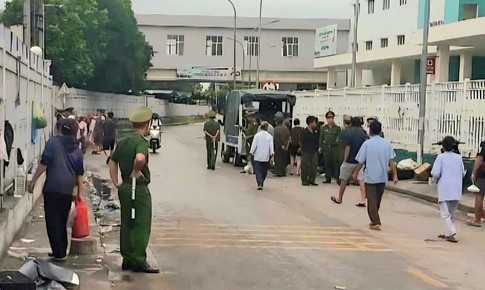 Ra quân xử lý điểm 'nóng' lấn chiếm vỉa hè cạnh BV Hữu nghị Đa khoa Nghệ An