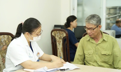 Gần 1.000 người c&#243; c&#244;ng được kh&#225;m, tư vấn sức khỏe miễn ph&#237;