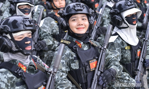 Vẻ đẹp mạnh mẽ của nữ cảnh sát đặc nhiệm trên thao trường