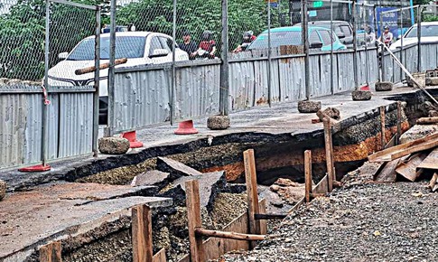 Xuất hiện sụt l&#250;n tại điểm dựng l&#244; cốt Đại lộ Thăng Long