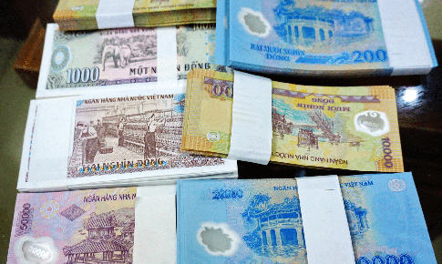 C&#244;ng an truy t&#236;m đối tượng bị tố đổi tiền mới rồi chiếm đoạt 300 triệu đồng