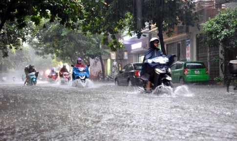 S&#225;ng nay H&#224; Nội t&#225;i diễn mưa d&#244;ng k&#232;m lốc s&#233;t