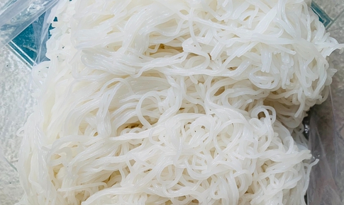 B&#250;n để qua đ&#234;m c&#243; vị chua nhẹ: Ăn được hay n&#234;n bỏ?