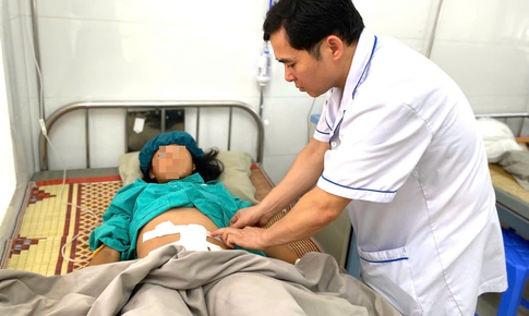 Bóc khối u nặng 9kg trong bụng bé gái 14 tuổi