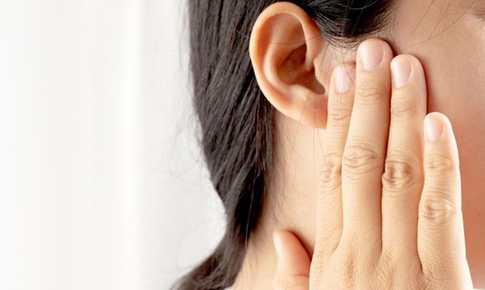 Va quẹt người khác khi ngoáy tai, người phụ nữ tổn thương thính lực